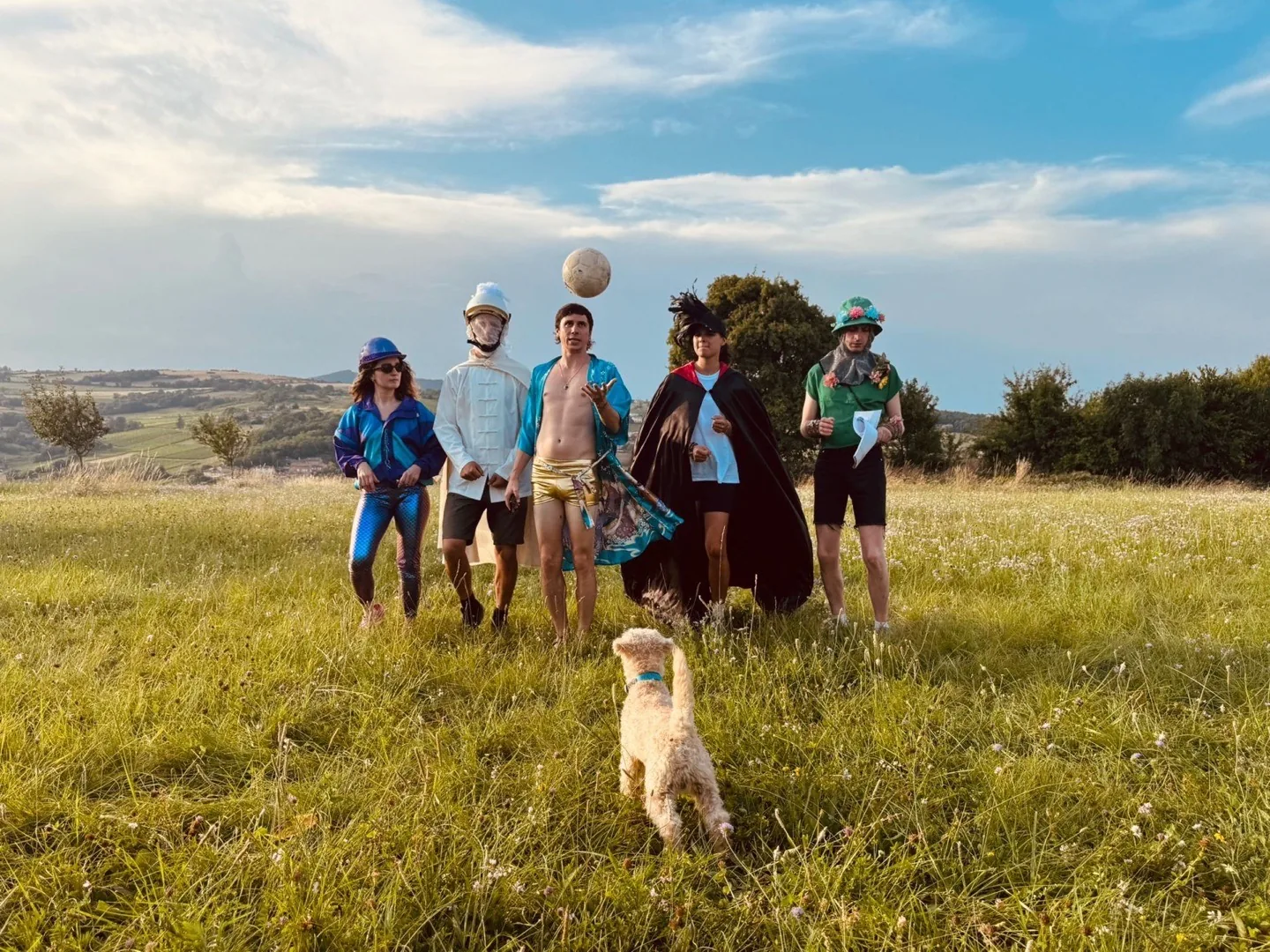 Le public rassemblé dans les collines